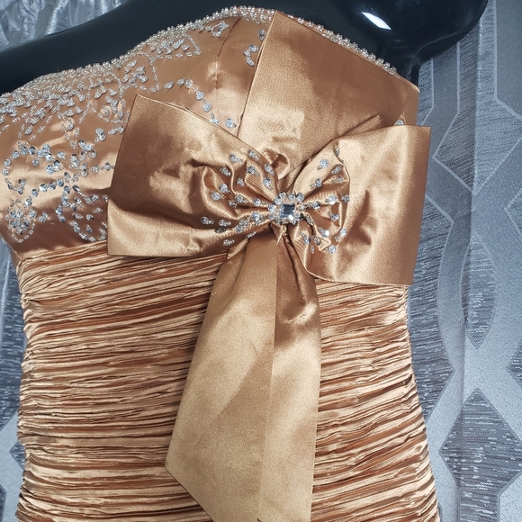 Gold Ruched Mini - Picture 2 of 8